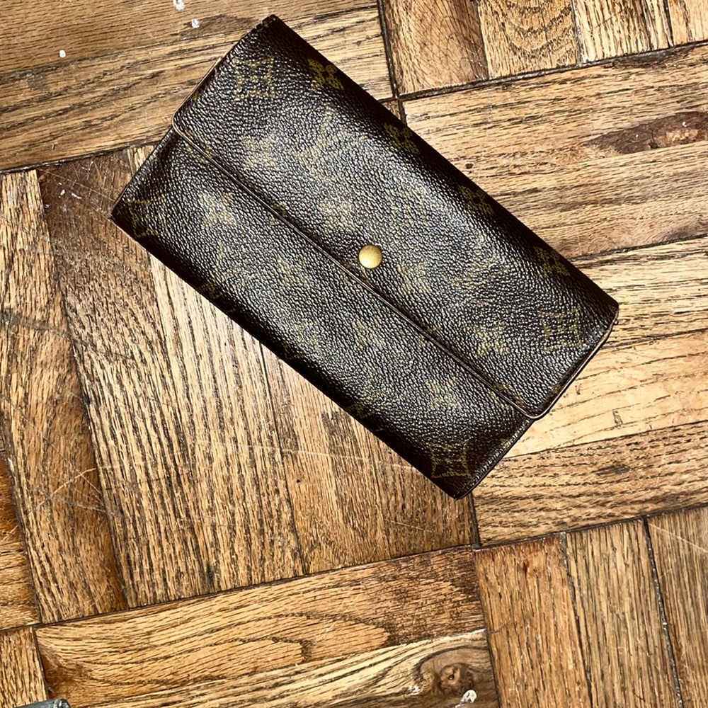 🦋LV Full-size Sara wallet🦋